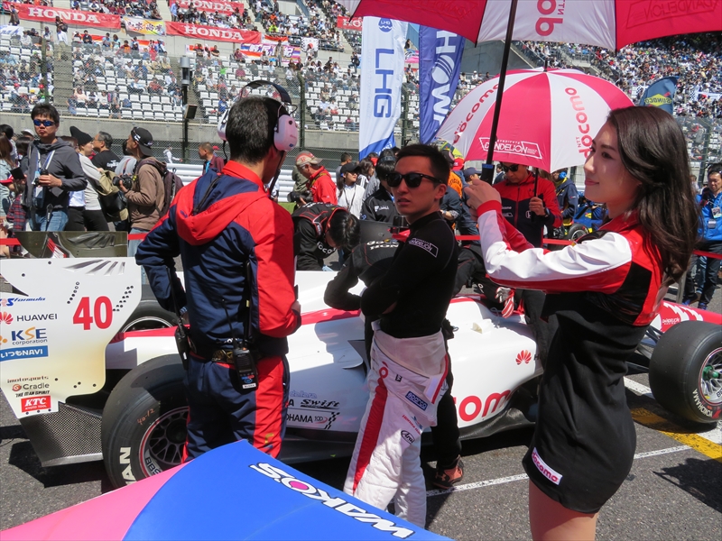 スタート前にhitoeを着用し、チーム関係者と話し合う野尻選手