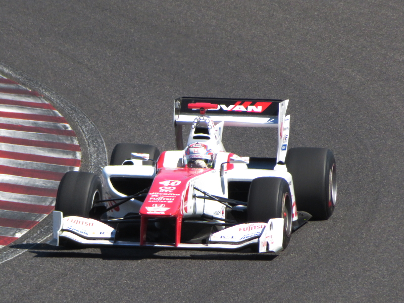 S字コーナーを駆け抜ける40号車