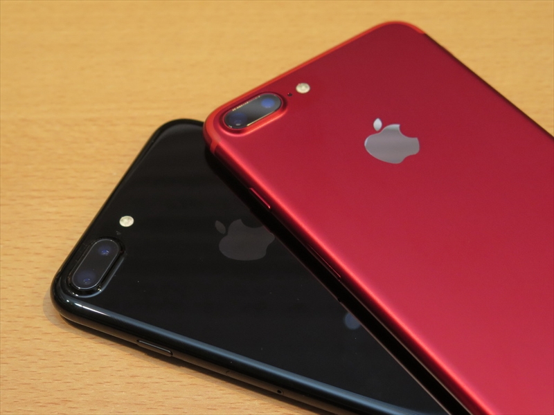 iPhone 7 Plus（PRODUCT）RED Special Edition（右）とiPhone 7 Plusのジェットブラック。（PRODUCT）REDはマットな仕上げ、指紋が目立たない