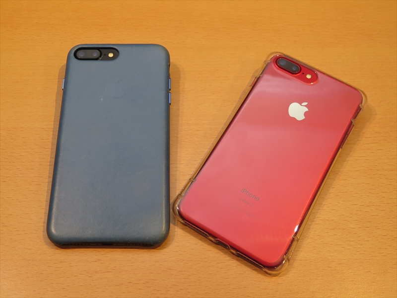 レザーカバー（左）も半年使うと、結構、色が褪せてしまったけど、いい風合い。iPhone 7 Plus（PRODUCT）RED Special Editionは敢えてクリアカバーを装着して利用