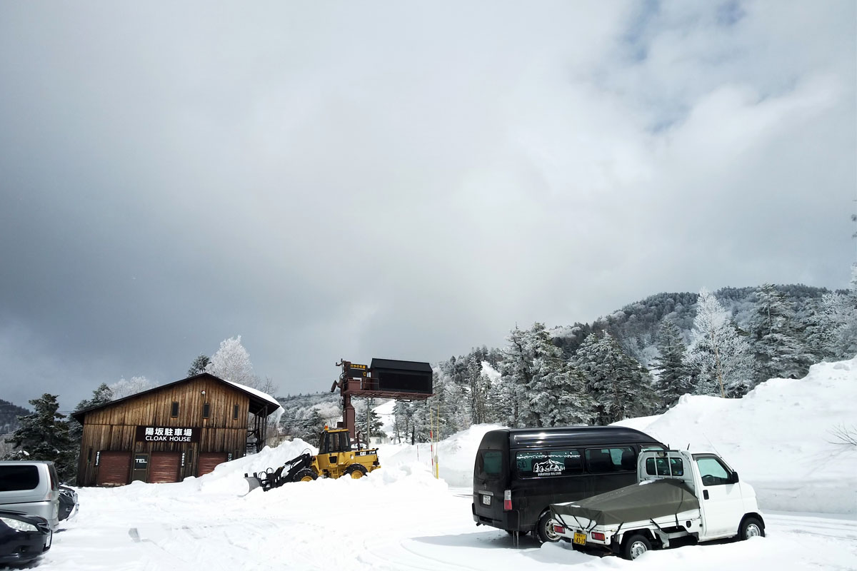こんなロケーションで走りました。3月の志賀高原方面ですが、最後の雪の時期。雪道のMT車走行もなかなかエキサイティングで愉快でした。