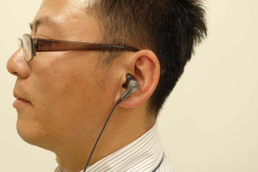 通常はこのように、コードを下に垂らす