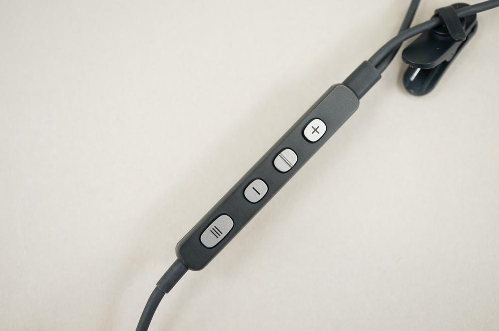 4つ並んでいるリモコンのボタンは触ればわかる形状で、慣れれば手探りで操作できるようになる