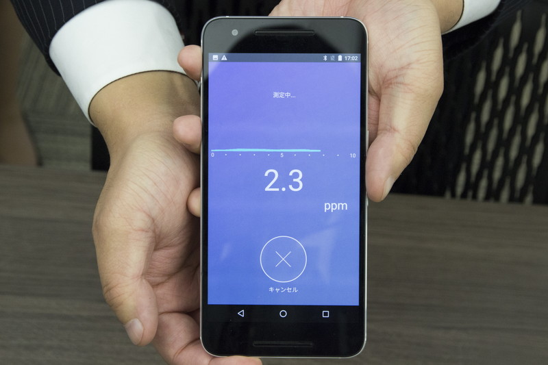 アプリの指示に従って15秒息を止めた後、吹き込んで計測する