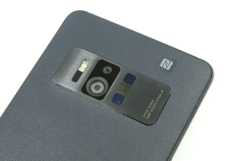 メインカメラのほか、Tango用の赤外線センサー・深度センサーを搭載