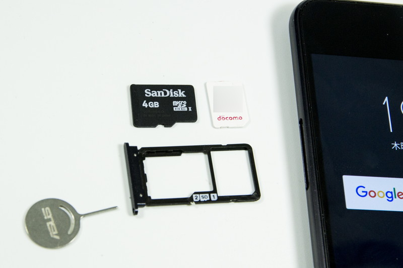 nanoSIMスロットを2つ搭載。1つはmicroSDと排他利用