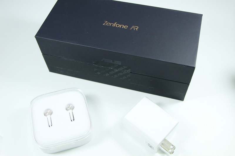 外箱。ハイレゾ対応イヤホンや充電器、ケーブルが付属