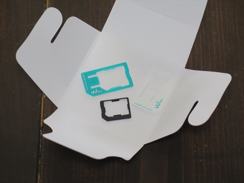 TommyのSIMサイズはMicroだが、サイズ変換アダプターが同梱されているので、Nano SIMでも装着可能