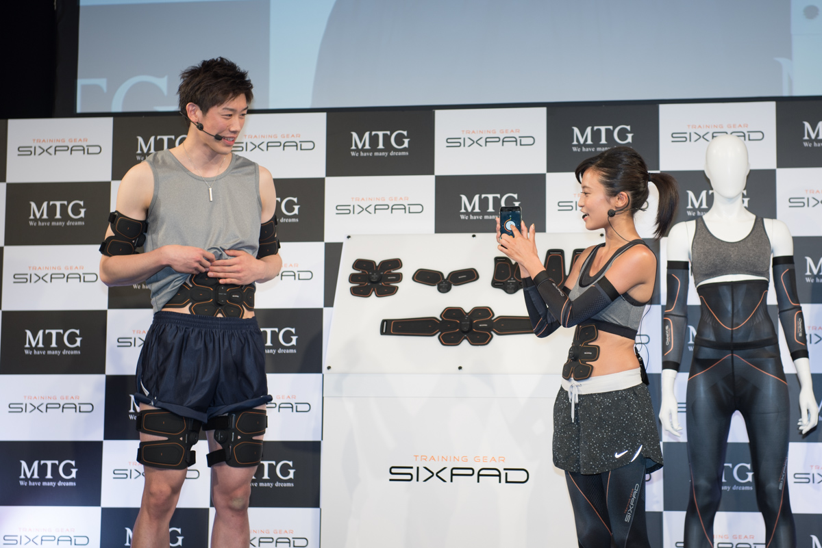 スマートフォンアプリでレベルを調整できる機能をデモ。レベルを上げていくと一流選手でも音を上げる強さに