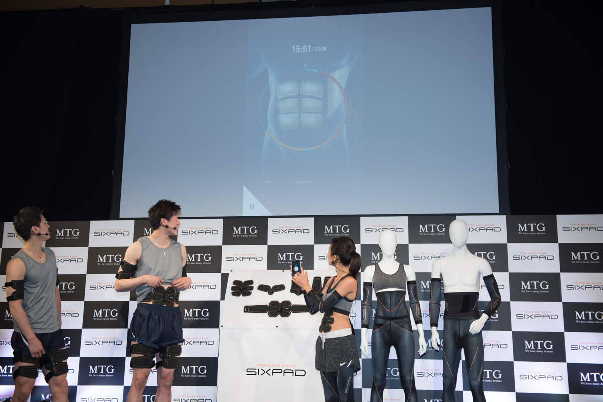 スマートフォンアプリでレベルを調整できる機能をデモ。レベルを上げていくと一流選手でも音を上げる強さに