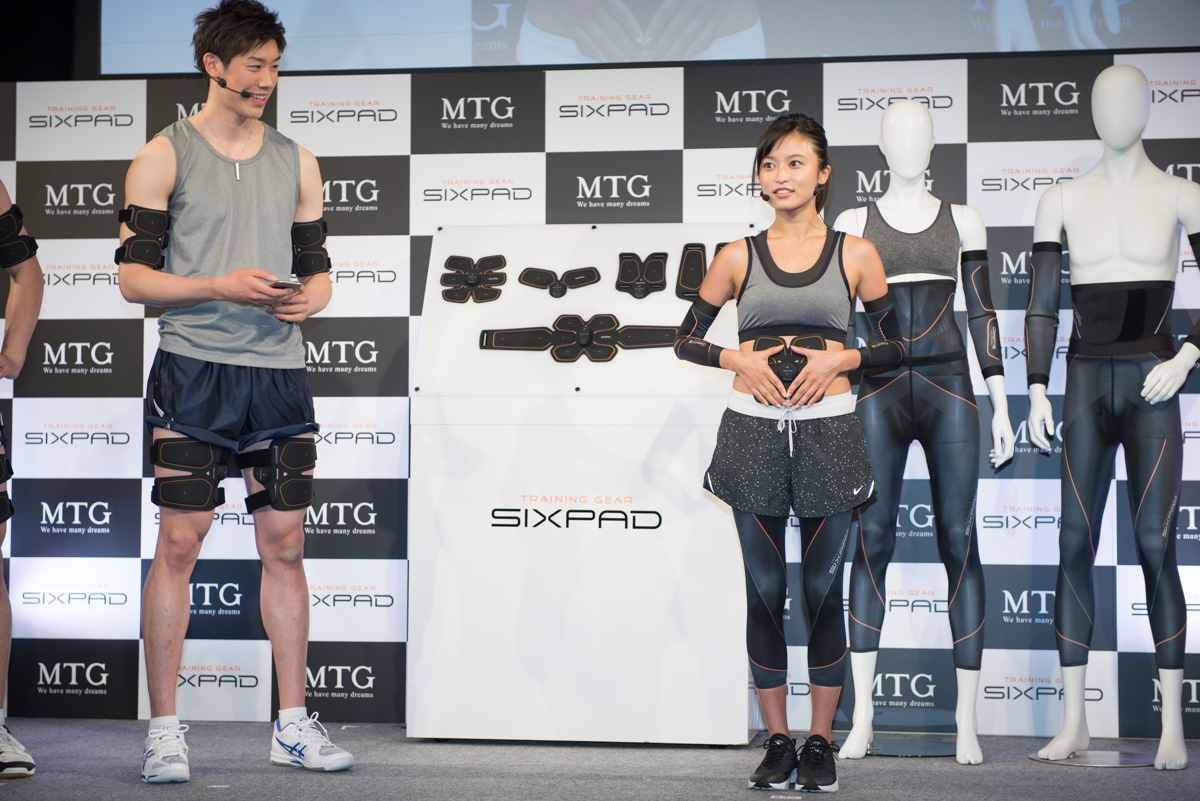 小島瑠璃子も腹筋でスマホからの操作を体験。レベルを上げていくと……