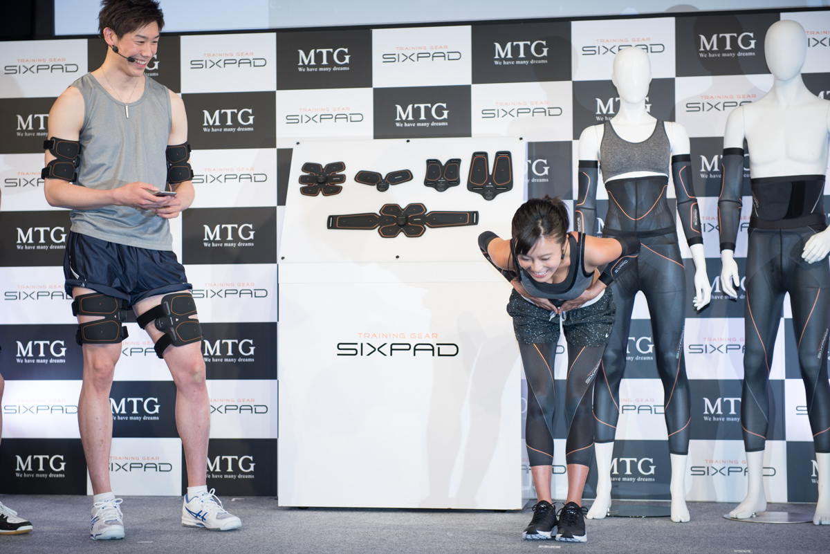 小島瑠璃子も腹筋でスマホからの操作を体験。レベルを上げていくと……