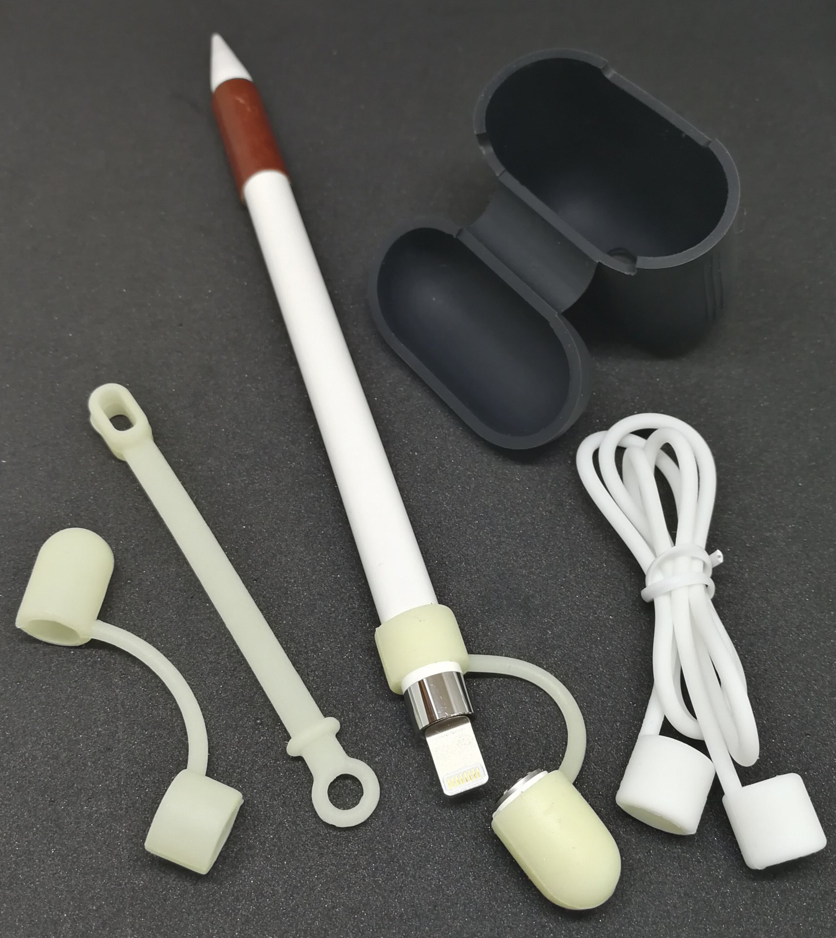 筆者が当初から愛用しているApple Pencil用の回転落下防止とキャップ紛失防止のシリコンラバー製の周辺アクセサリー（Apple Pencilより左）