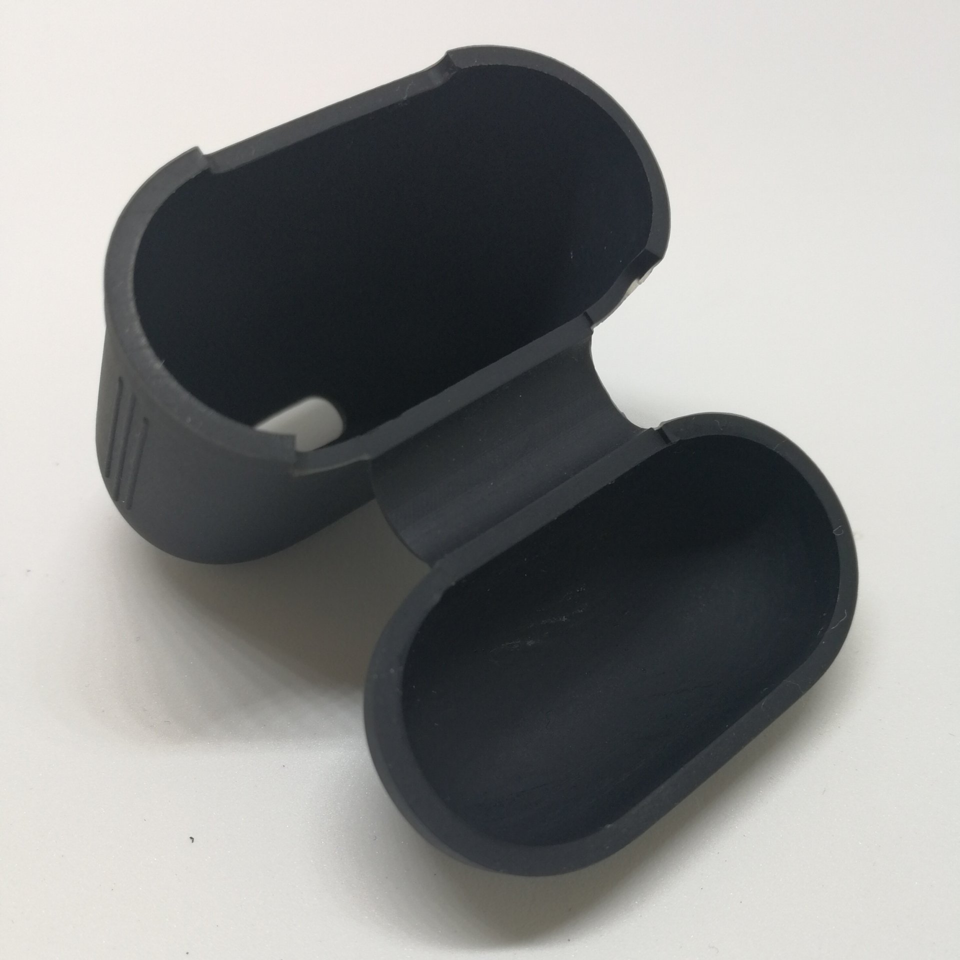 塵や埃を寄せ付けない新しい表面処理のシリコンラバー製AirPodsケース