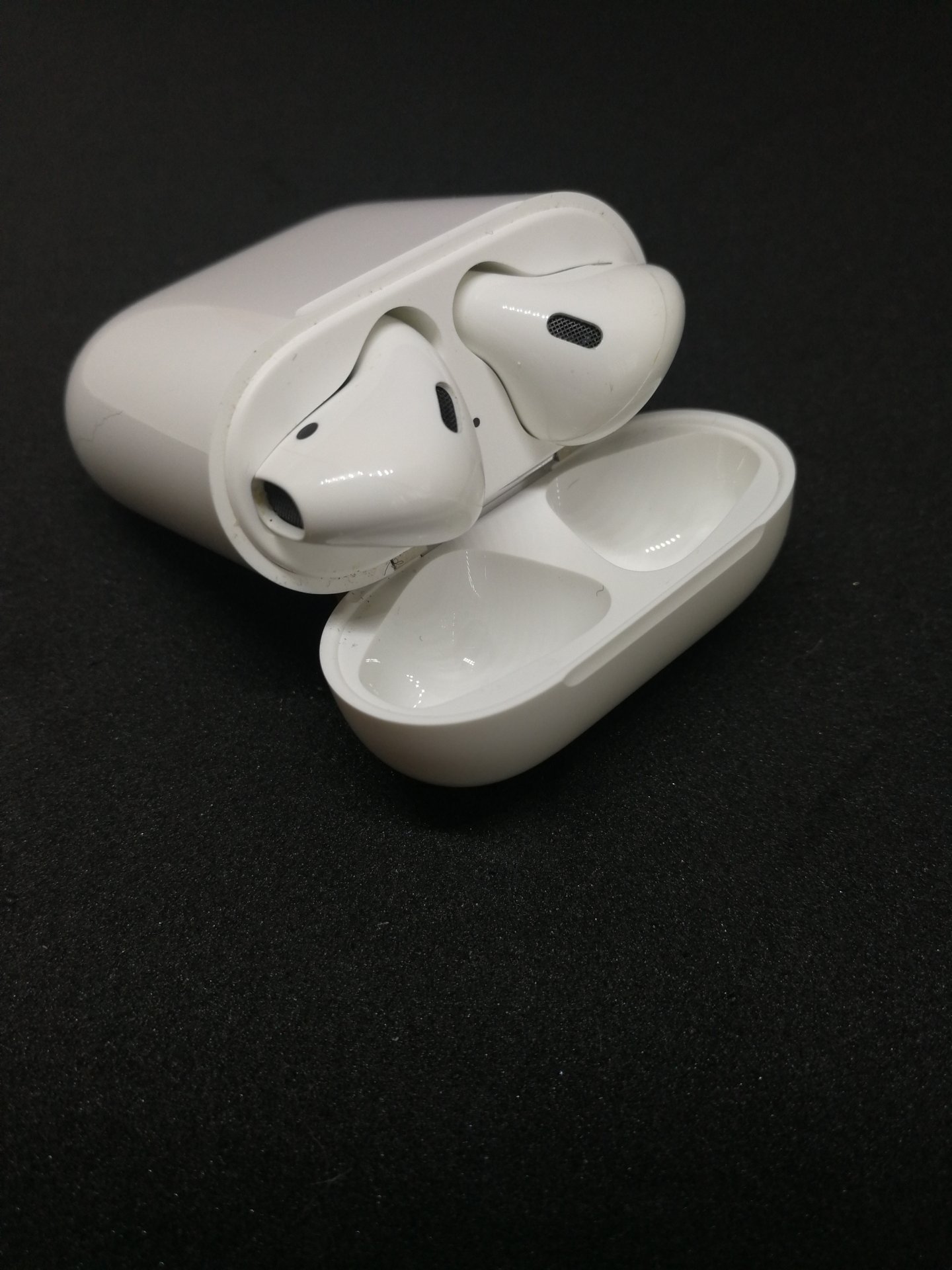 外側も中側も何もかもが白くてツルツルの特徴あるアップルデザインのAirPods