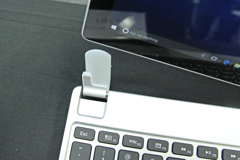 タブレットを挟み込んで装着する