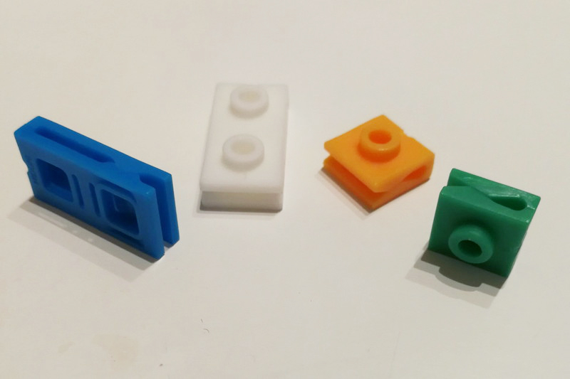 Sサイズはきわめて小さいので、間違ってベビーが飲んでしまわないように苦味を感じる塗布剤が付けられているらしい。そう聞いたら舐めずにはいられない。早速舐めてみたが間違いなく苦くてまずい