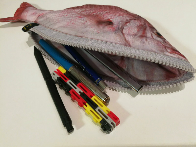 ゼムクリップのようにケース不要でまとめてペンケースに収納して持ち運べる