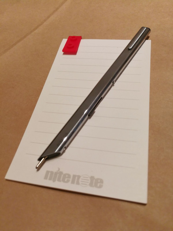 書き込んだカードを背面に回して、再クリップしてページ切り替えも簡単だ