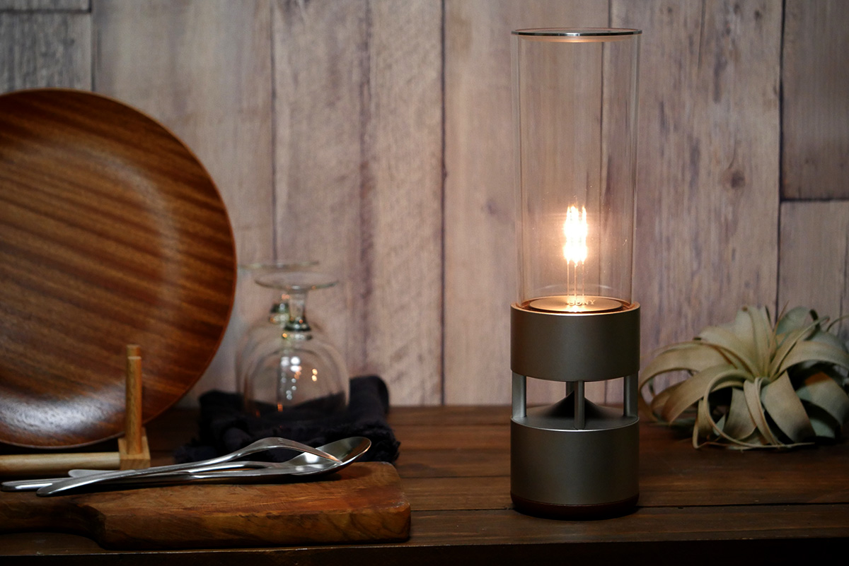 蛍光灯を消して、点灯すると美しい！　ランプのようにどこにでも置けるので、基本はケーブルなしがおすすめ！