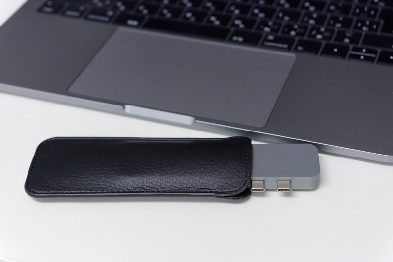 持ち運びに便利な付属レザーケース。歩き回ることの多い筆者にはうれしい