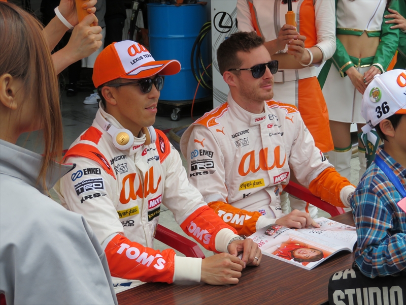 ピットウォークでサインや撮影に応じる伊藤大輔選手（左）とジェームス・ロシター選手（右）