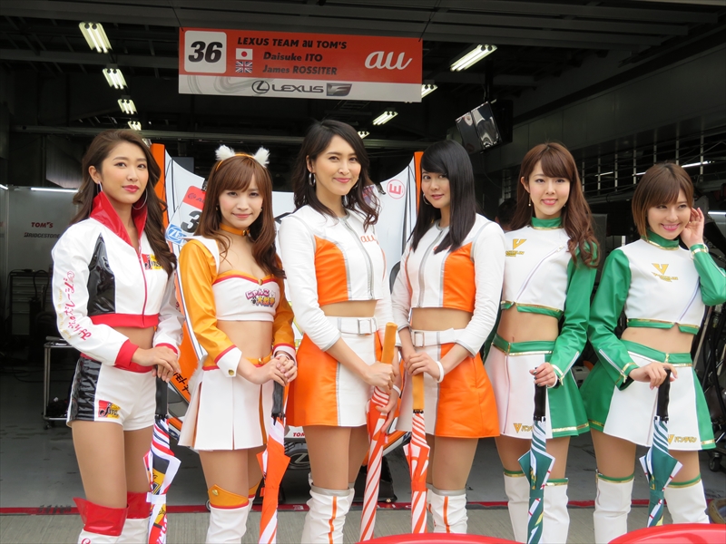 ピットウォークではau Circuit Queenほか、au TOM'Sのレースクイーンが揃ってファンの前に