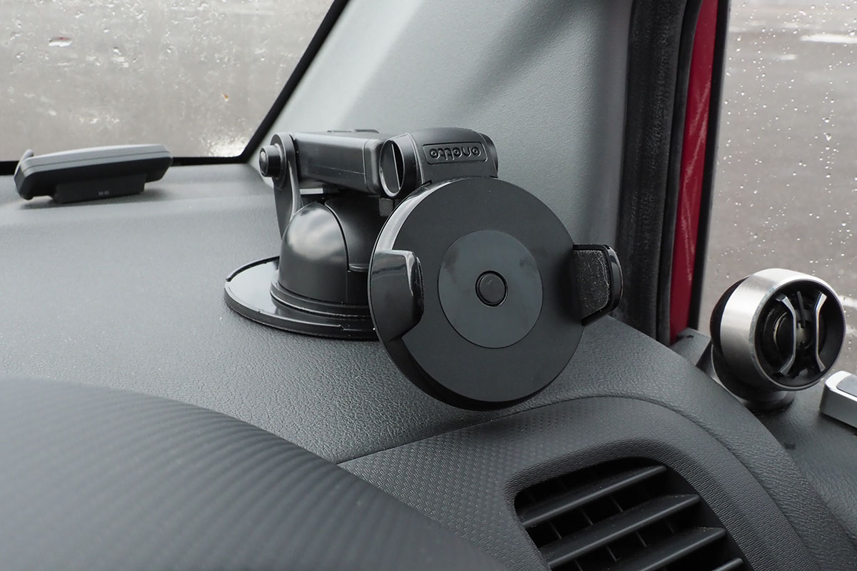 車内に取り付けた様子。伸縮アームは、伸ばした位置でネジによりシッカリと固定できます。ホルダー部はギアで自由に回転し、端末を斜め向きにすることも可能。ホルダー部の関節により、端末向きの微調整もできます。