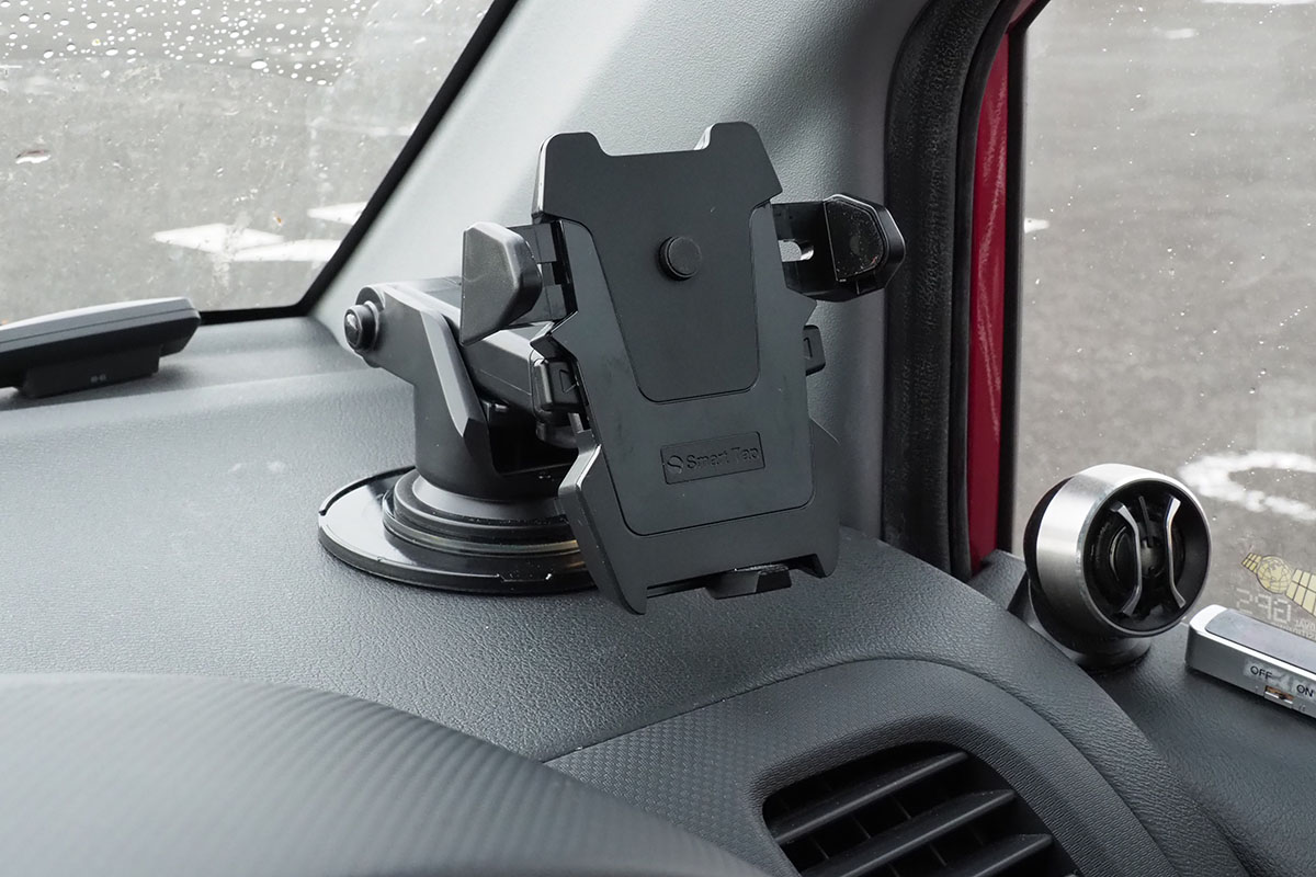車内に固定した様子。ホルダー部分の形状が独特ですが、スマートフォンをセットしてしまえば目立たなくなります。