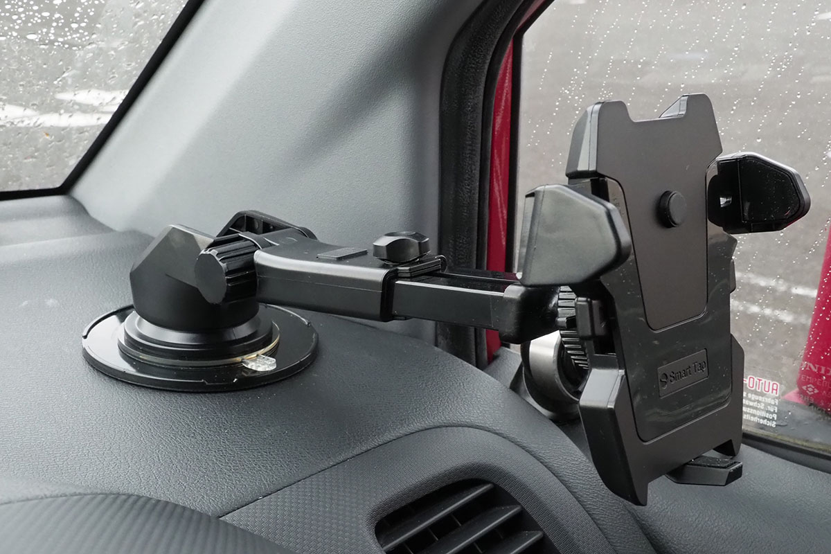車内に固定した様子。ホルダー部分の形状が独特ですが、スマートフォンをセットしてしまえば目立たなくなります。