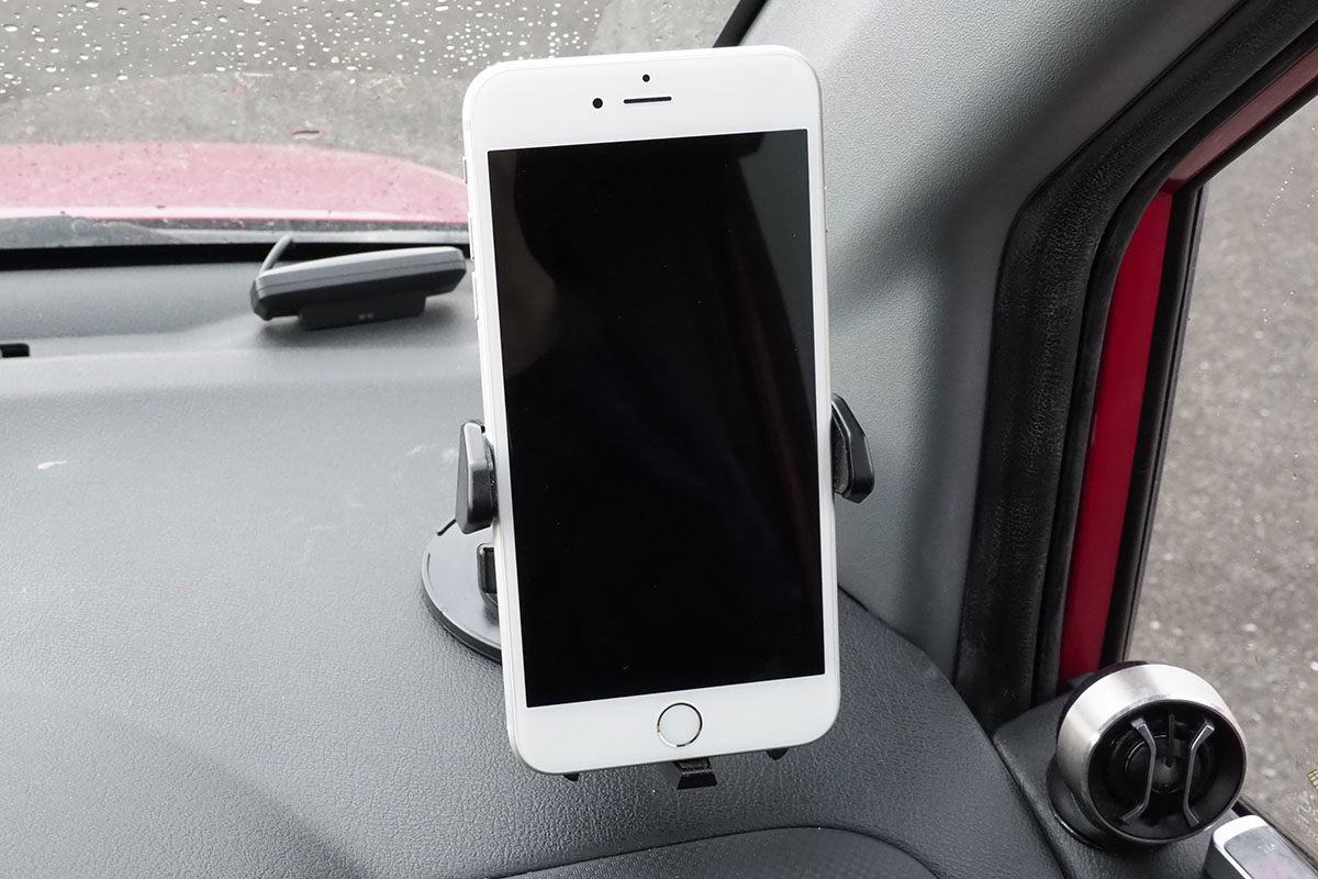 ホルダー中央の丸い突起を軽く押すようにスマートフォンを置くと、左右のホルダーが自動的に締まって端末を挟んで固定。端末の向きや角度は比較的に自由に調節できます。