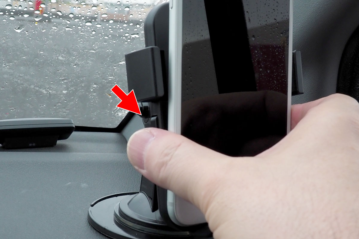 ホルダーから端末を外すときは、ホルダー左右のボタンを押しつつ端末を引き抜くだけ。引き抜いた後は、左右のボタンが押し込まれた状態になります。