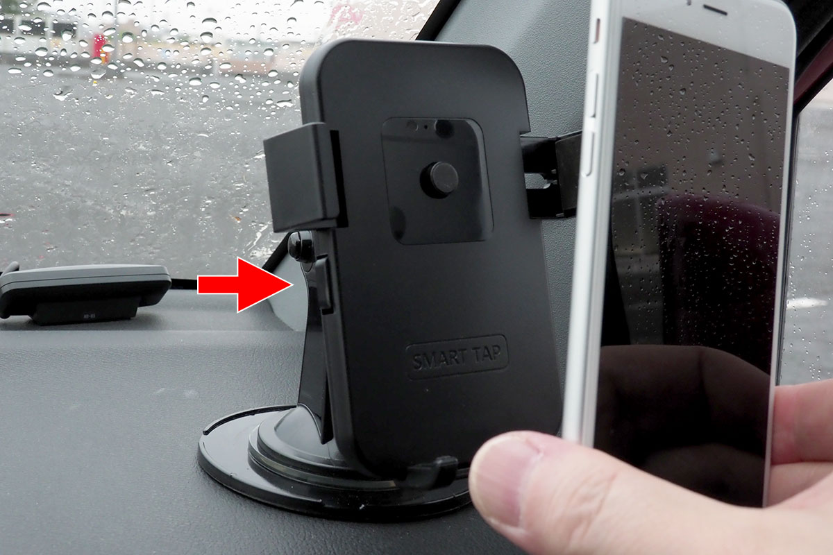 ホルダーから端末を外すときは、ホルダー左右のボタンを押しつつ端末を引き抜くだけ。引き抜いた後は、左右のボタンが押し込まれた状態になります。