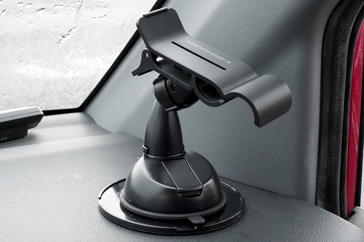 サンワダイレクトの「iPhone・スマホ車載ホルダー 200-CAR008N2BK」。粘着吸盤式のホルダーで、関節は1箇所だけ。クリップを開いて端末をホールドさせます。端末の画面向きや角度などは、かなり広い範囲で調節できます。