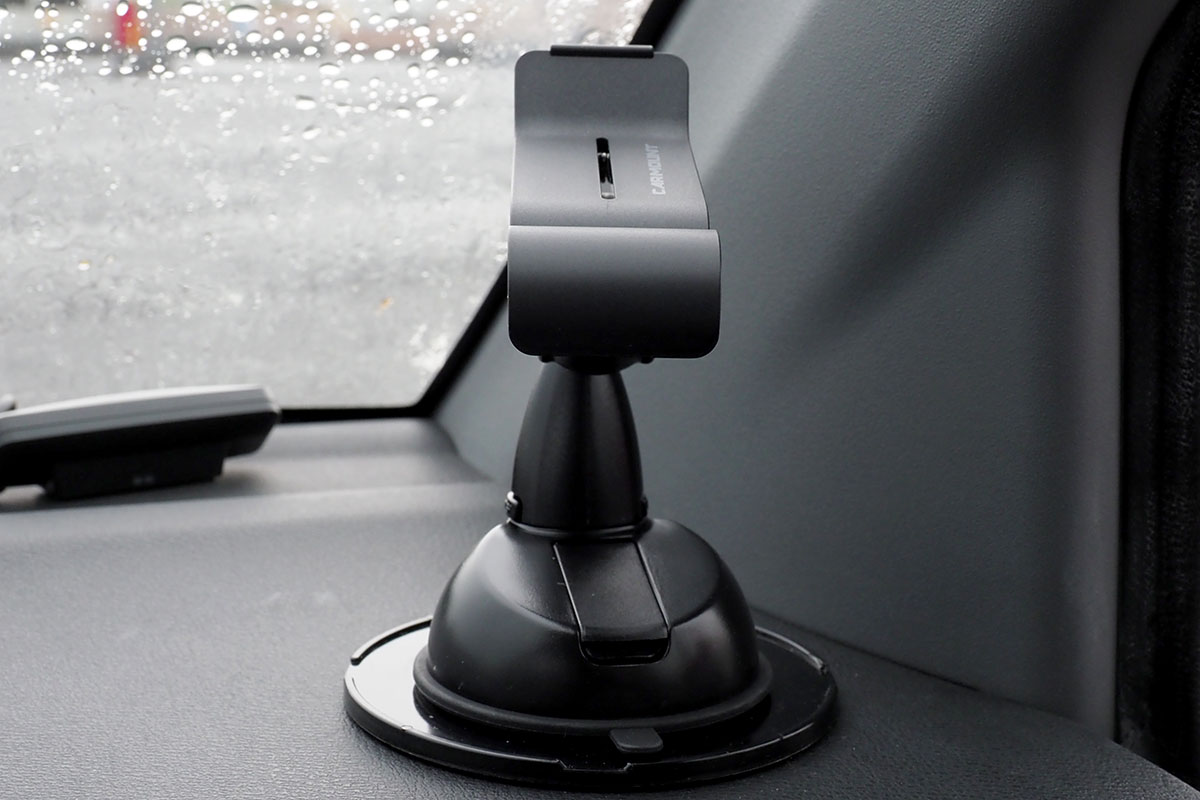 端末の脱着は片手でも行えます。クリップの端に端末のエッジを入れ、そのままクリップを押して開き、端末の反対側エッジをクリップ内に入れればOK。逆の手順で、片手での端末取り外しができます。