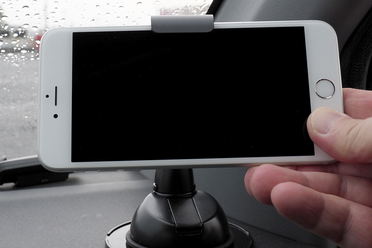 端末の脱着は片手でも行えます。クリップの端に端末のエッジを入れ、そのままクリップを押して開き、端末の反対側エッジをクリップ内に入れればOK。逆の手順で、片手での端末取り外しができます。