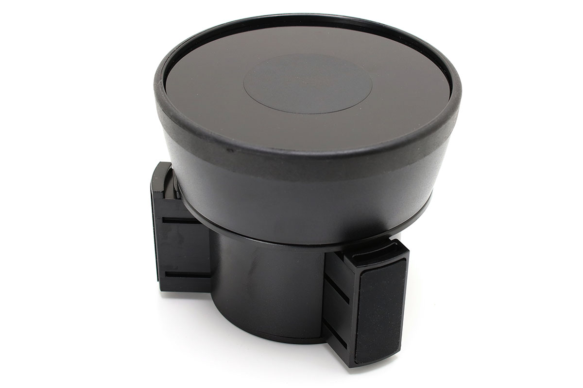 サンワダイレクトの「ドリンクホルダー用アタッチメント 202-CAR038SET」。クルマのドリンクホルダーに固定し、上に吸盤式のホルダーなどを固定できるようにするグッズです。上部を回すと下部の突起がせり出して、ドリンクホルダーを内側から締め付け、強固に固定されるしくみです。