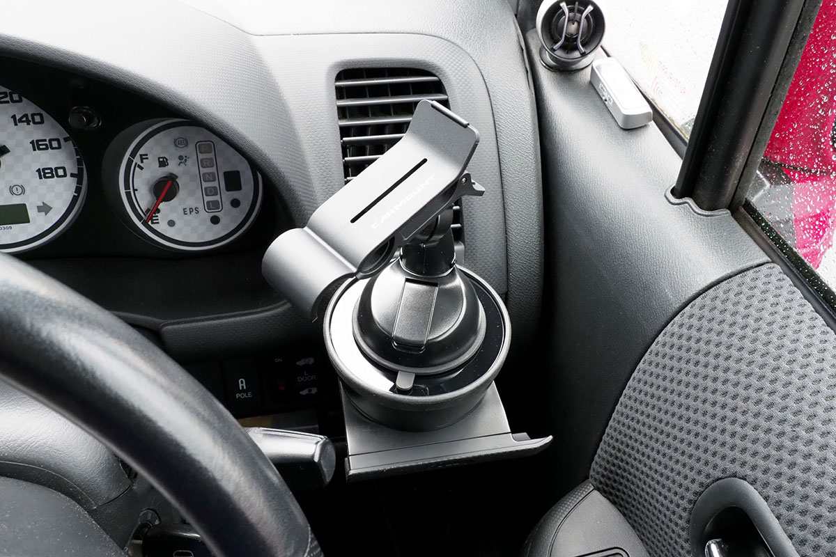 その上に粘着吸盤式のスマートフォンホルダーを固定しました。ダッシュボード上に固定したのと同様に、安定的に固定できました。シボ加工の深くて粘着吸盤式ホルダーが不安定な場合、このドリンクホルダー用アタッチメントを使うのは現実的な手です。