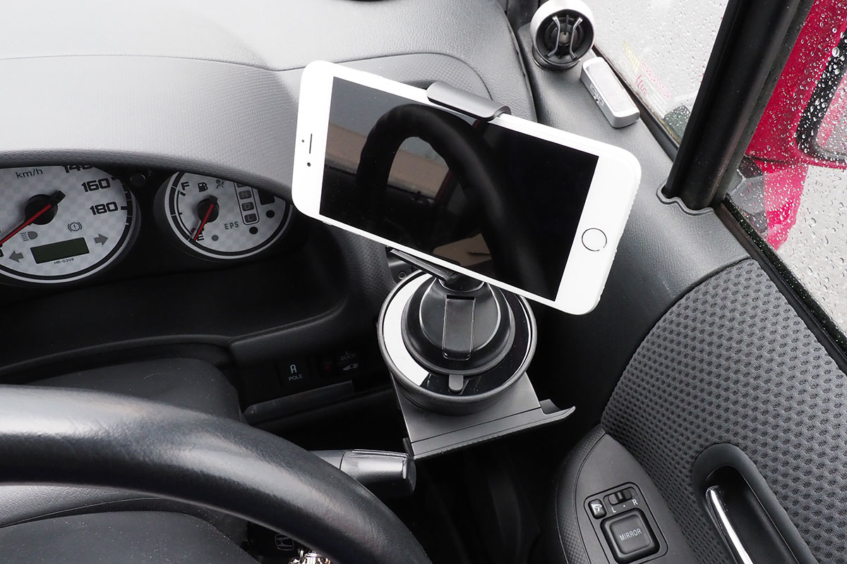 その上に粘着吸盤式のスマートフォンホルダーを固定しました。ダッシュボード上に固定したのと同様に、安定的に固定できました。シボ加工の深くて粘着吸盤式ホルダーが不安定な場合、このドリンクホルダー用アタッチメントを使うのは現実的な手です。