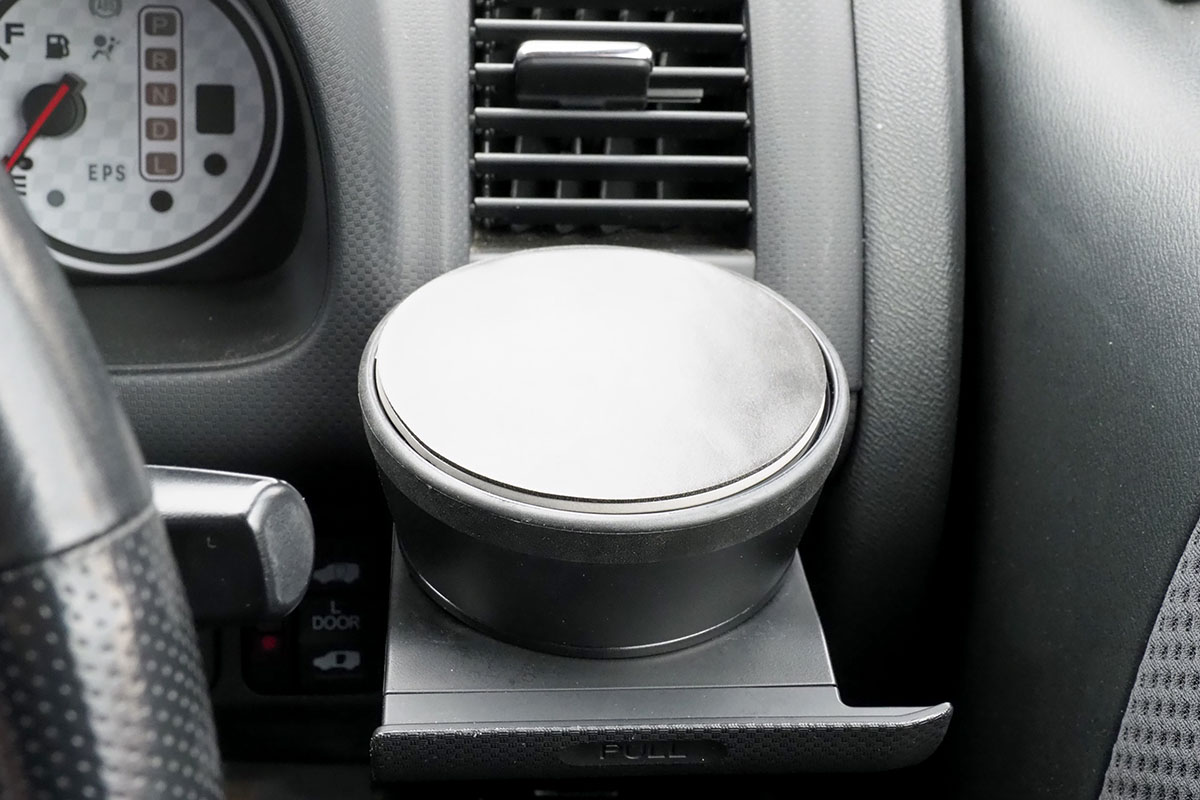 この「ドリンクホルダー用アタッチメント 202-CAR038SET」には、専用の滑り止めシートが付属しています。これを上に貼ると、スマートフォンなどが滑らず置ける台座になります。