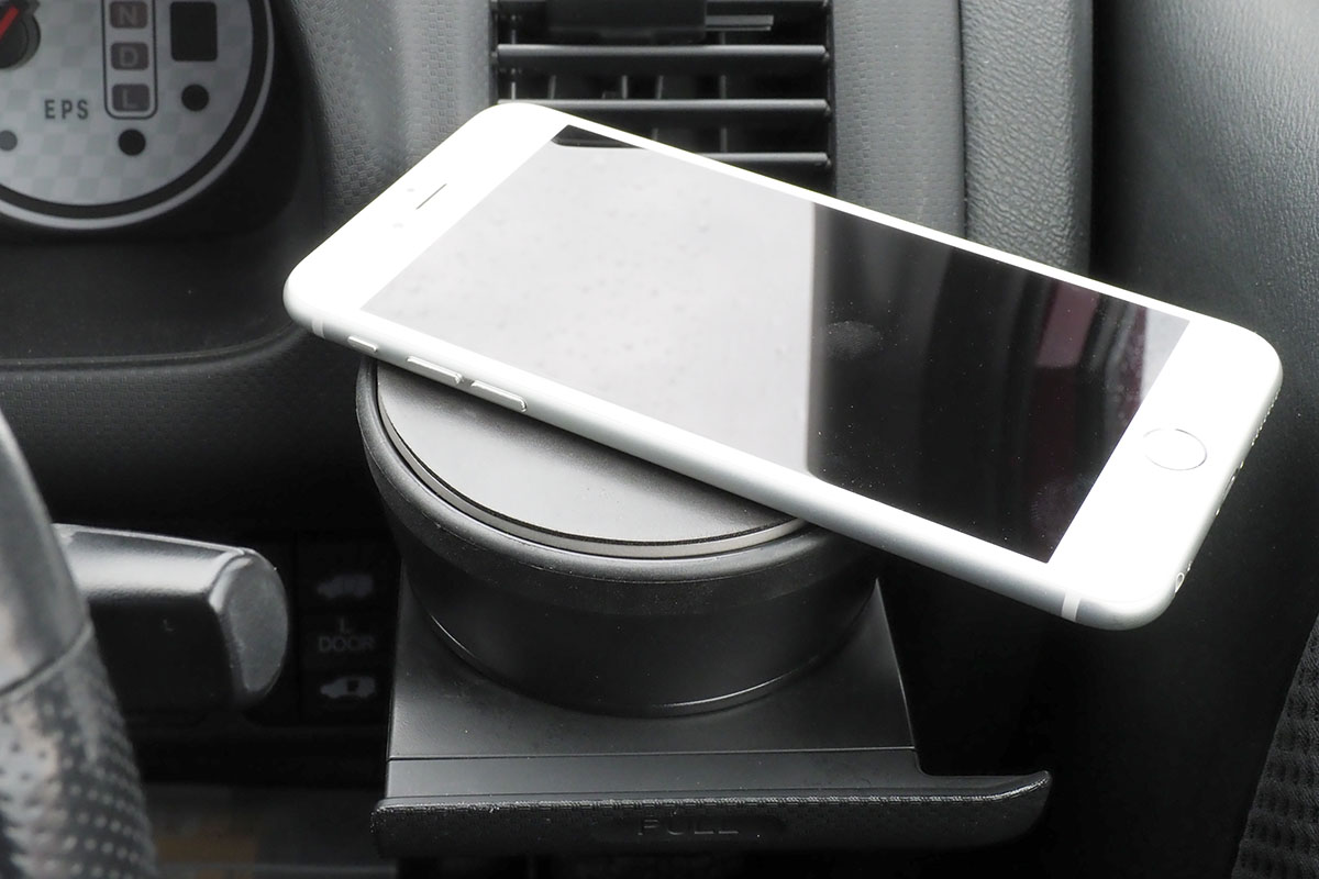 こんな感じでスマートフォンを置けます。極端にズレた位置に置かなければ、このまま走ってもスマートフォンはわりと安定的に保持されています。