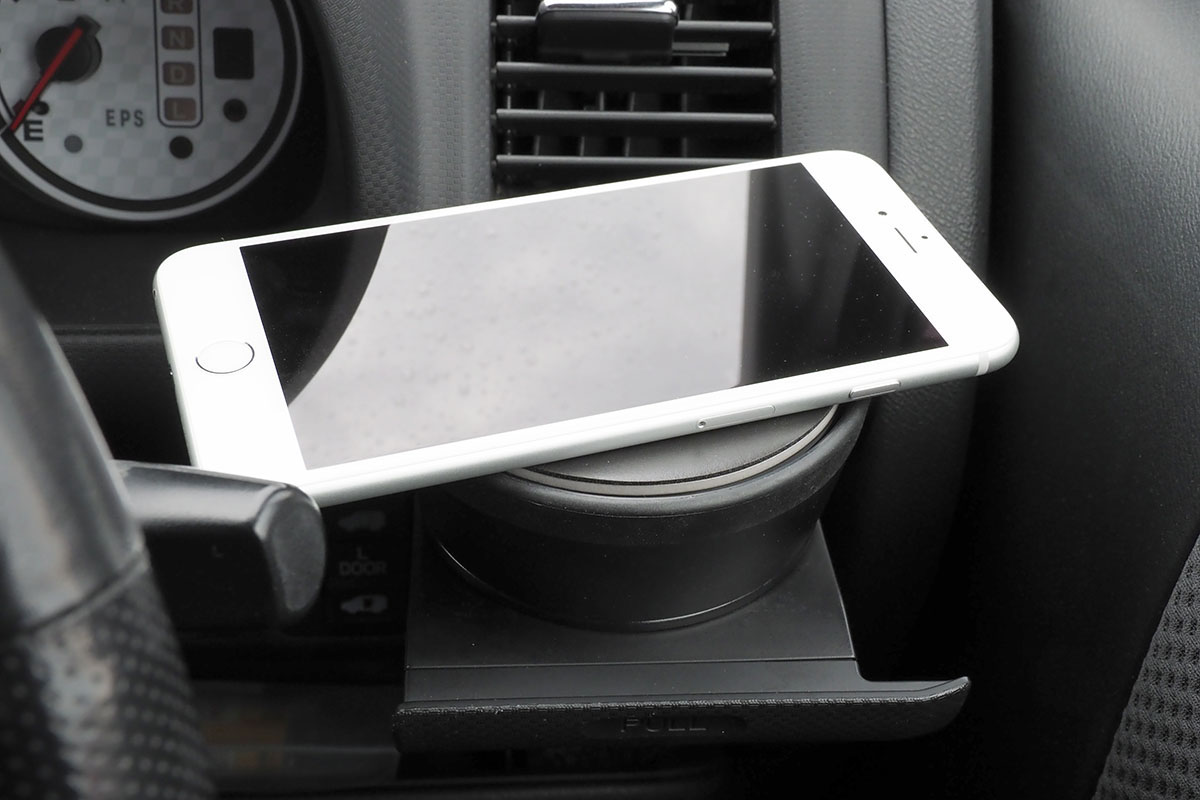 こんな感じでスマートフォンを置けます。極端にズレた位置に置かなければ、このまま走ってもスマートフォンはわりと安定的に保持されています。