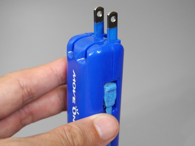 折りたたみ式の電源プラグを内蔵する