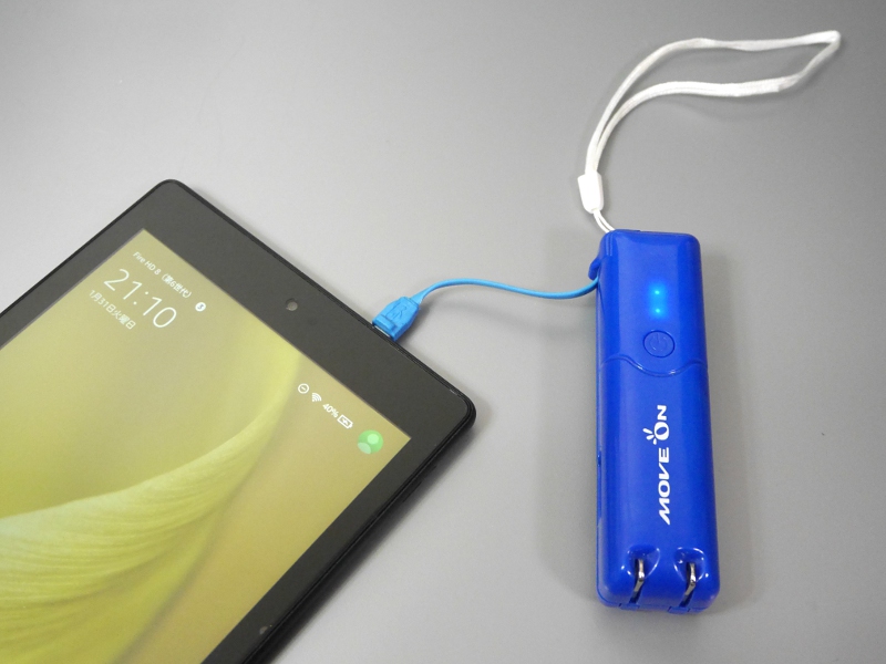充電している様子。写真ではタブレットに充電しているが1.0Aのため実質スマホ専用と考えたほうがよい