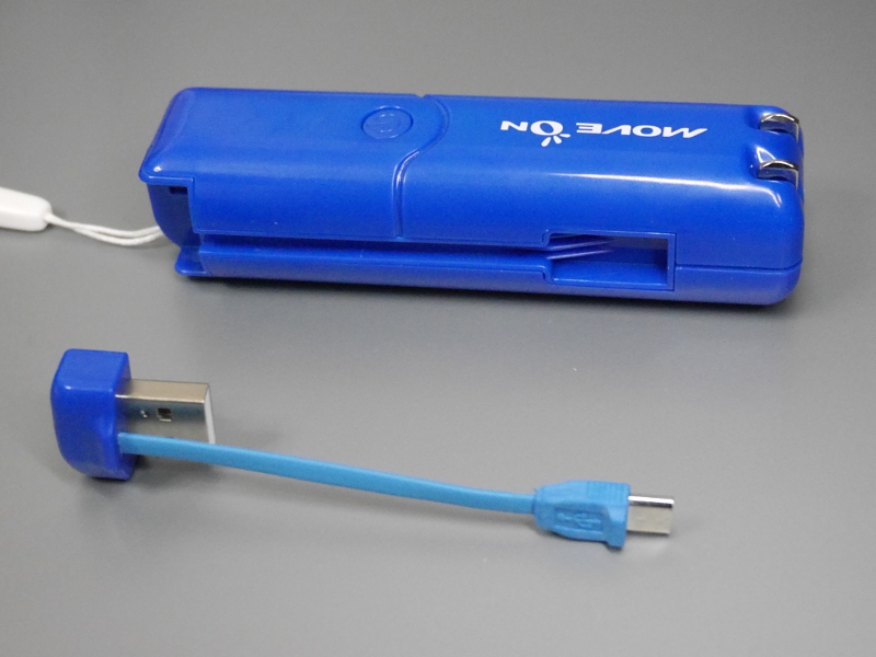 microUSBケーブルは完全な直付けではなく、取り外しも可能だ