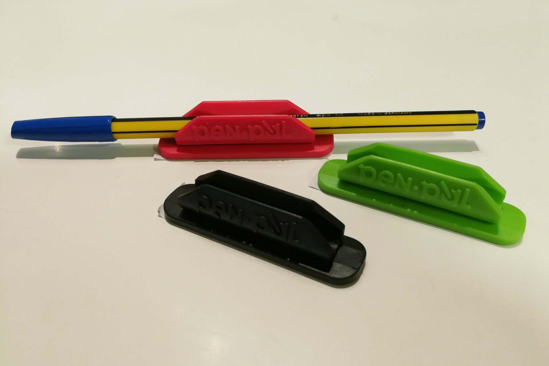 どこでもペンホルダーを実現するペンパル。筆者はこの3色を購入