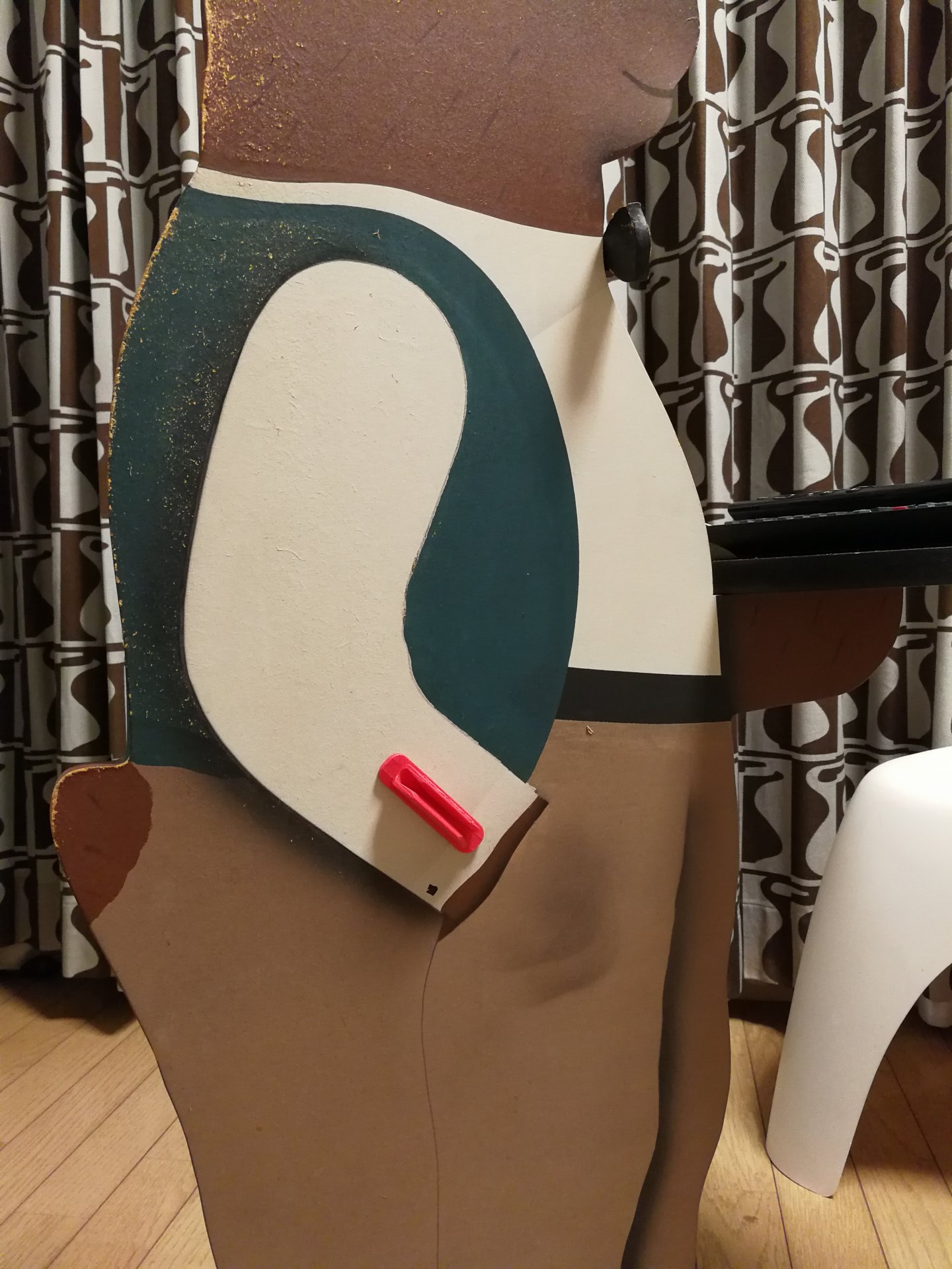 筆者宅で20年以上使っているクマのサイドテーブルに取り付けてみた