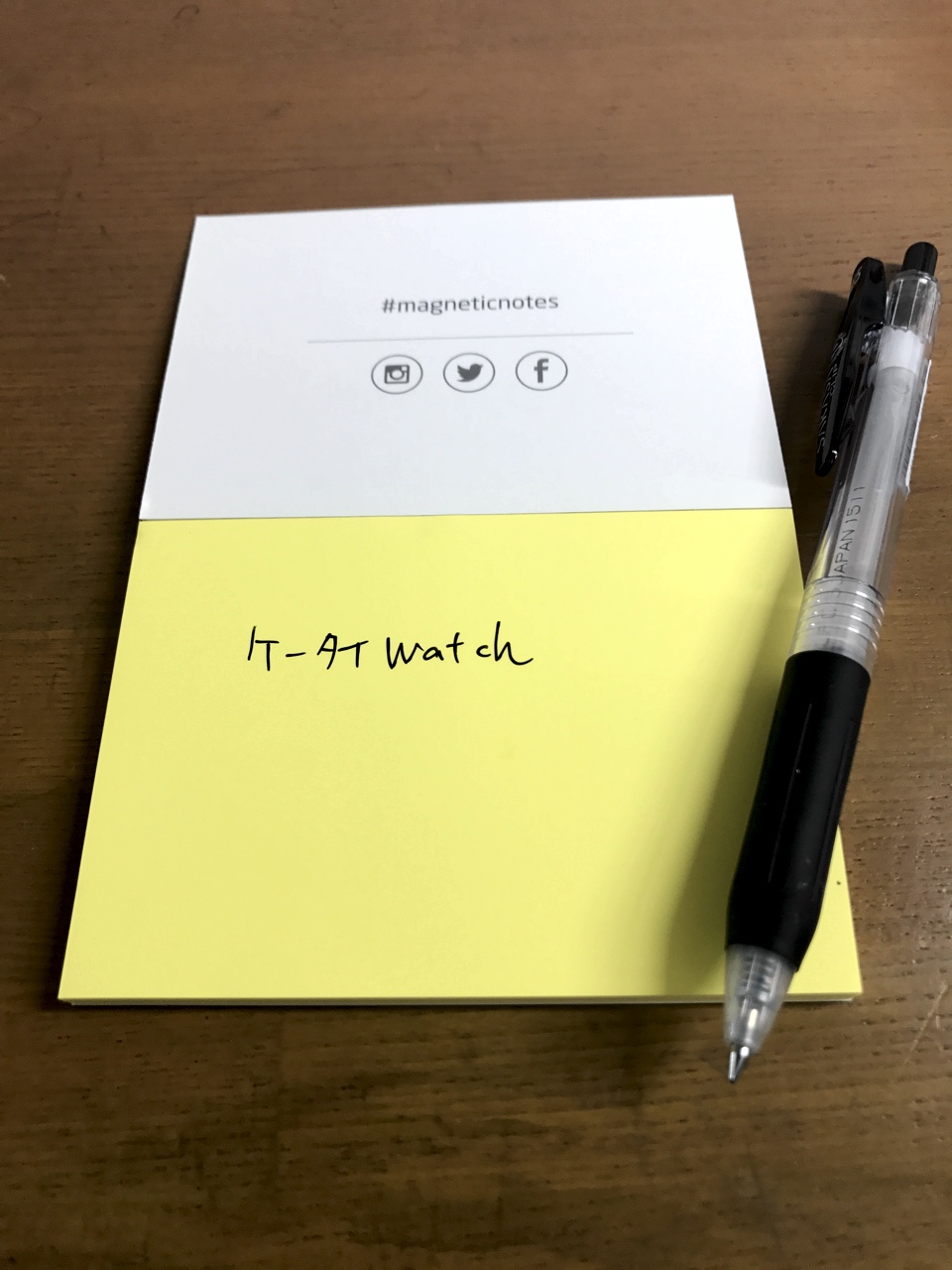 スッとボールペンが走る書きやすい表面