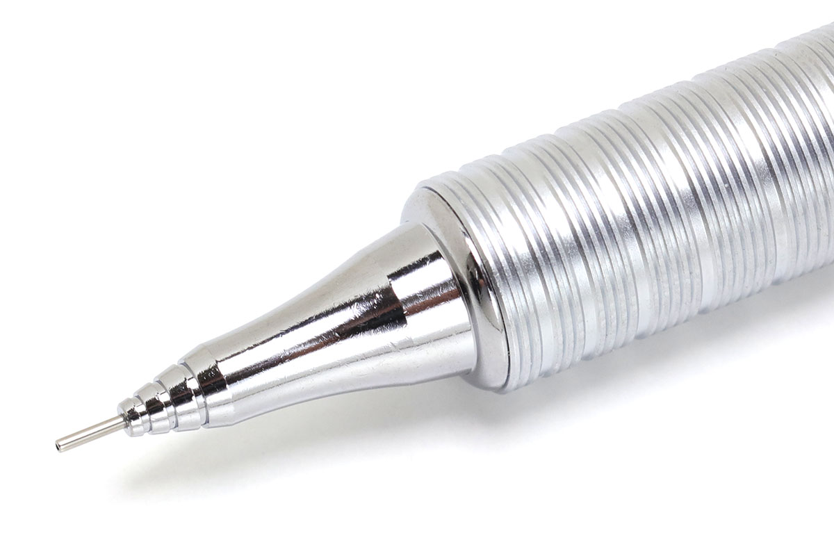 ぺんてるの「オレンズ メタルグリップタイプ」各種。適度な重さがあり握りやすいシャーペンです。金属パイプで芯を常にガードしているので、正しく使えばまず芯が折れたり潰れたりすることはありません。正しく使っている場合、パイプの横から芯が見えることはありません。