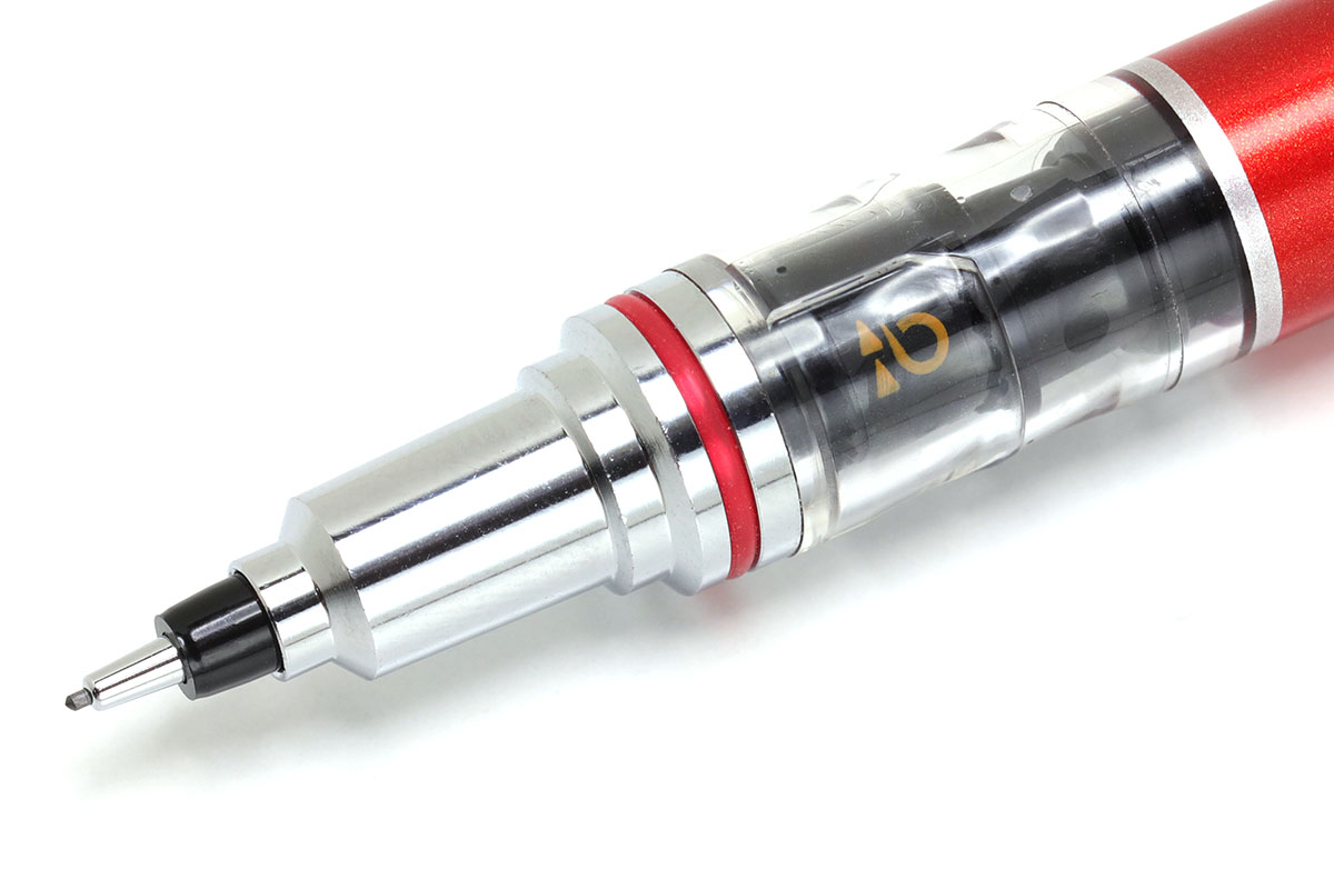 使っているのは三菱鉛筆（uni）の「クルトガ アドバンス」です。芯径は0.5mm。書いていると芯先が一定に尖り続けるシャーペンで、金属パイプが芯折れを防ぎます。